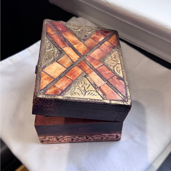 ⚡️Vintage Victorian Style Wooden Jewelry Box with Intricate Design ⚡️ - Picture 5 of 16